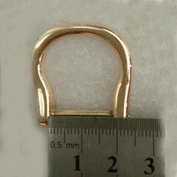 D-образные кольца диаметром 3/4 дюйма (20 мм внутри) из позолоченного металла сочетаются с бамбуковыми ручками